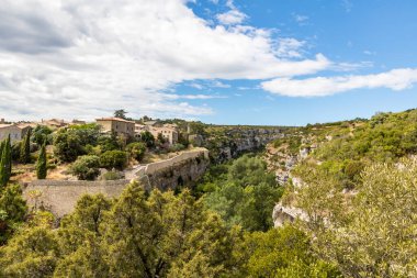 Minerve ve Gorges du Brian 'ın ortaçağ köyü manzarası (Occitanie, Fransa)