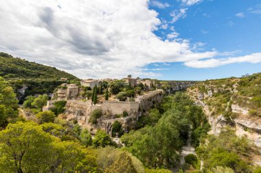 Minerve ve Gorges du Brian 'ın ortaçağ köyü manzarası (Occitanie, Fransa)