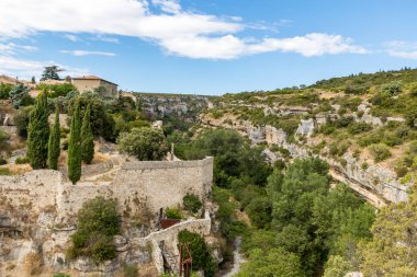 Minerve ve Gorges du Brian 'ın ortaçağ köyü manzarası (Occitanie, Fransa)