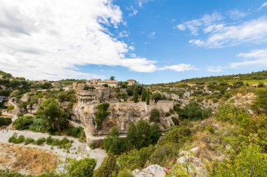 Minerve ve Gorges du Brian 'ın ortaçağ köyü manzarası (Occitanie, Fransa)