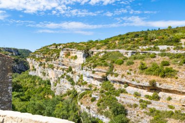 Minerve köyünden Gorges du Brian manzarası (Occitanie, Fransa)