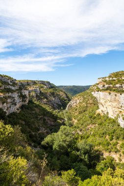 Minerve köyünden Gorges du Brian manzarası (Occitanie, Fransa)