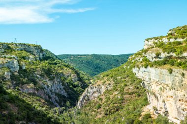 Minerve köyünden Gorges du Brian manzarası (Occitanie, Fransa)