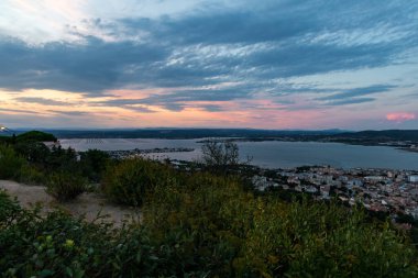Gün batımında Etang de Thau manzarası Saint-Clair 'in tepesinden (Occitanie, Fransa)