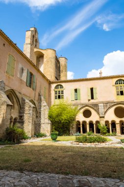 Valmagne Manastırı 'nın çan kulesi manzarası (Occitanie, Fransa)