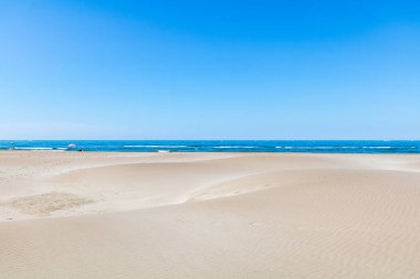 Akdeniz kıyısındaki Pointe de l 'Espiguette' de kum tepesi manzarası (Occitanie, Fransa)