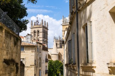 Montpellier Saint-Pierre Katedrali ve çan kulelerine yakın çekim (Occitanie, Fransa)