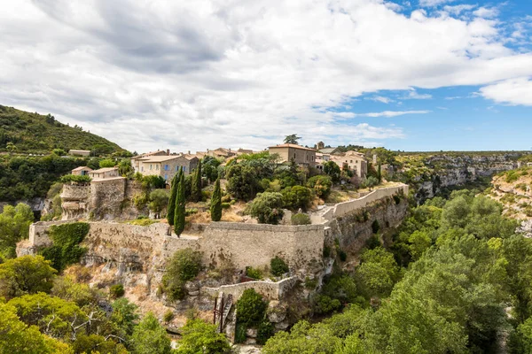 Minerve ve Gorges du Brian 'ın ortaçağ köyü manzarası (Occitanie, Fransa)