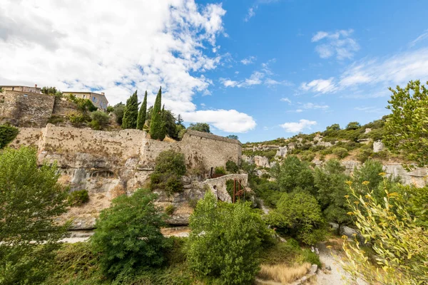 Minerve ve Gorges du Brian 'ın ortaçağ köyü manzarası (Occitanie, Fransa)