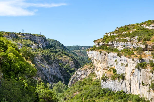 Minerve köyünden Gorges du Brian manzarası (Occitanie, Fransa)