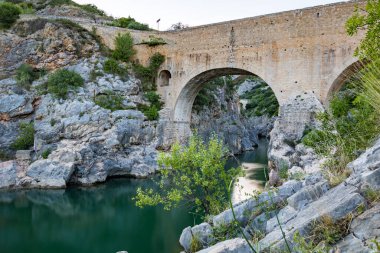 Hrault geçitlerinin yükseklerinden Pont du Diable manzarası (Occitanie, Fransa)