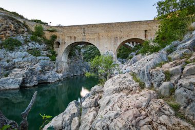 Hrault geçitlerinin yükseklerinden Pont du Diable manzarası (Occitanie, Fransa)