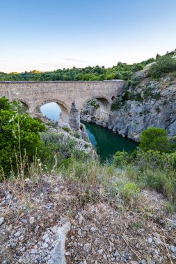 Hrault geçitlerinin yükseklerinden Pont du Diable manzarası (Occitanie, Fransa)
