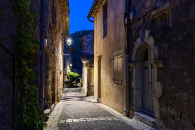 Geceleri Saint-Guilhem-le-Dsert köyünde ortaçağ şeridi (Occitanie, Fransa)