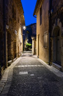 Geceleri Saint-Guilhem-le-Dsert köyünde ortaçağ şeridi (Occitanie, Fransa)