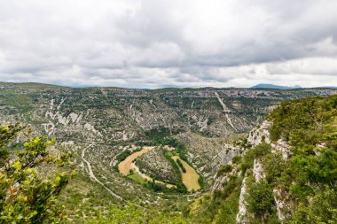 Navacelles Sirki 'nin kalbindeki Navacelles köyü (Occitanie, Fransa)