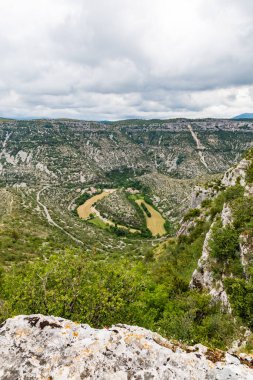 Navacelles Sirki 'nin kalbindeki Navacelles köyü (Occitanie, Fransa)