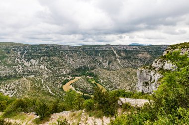Navacelles Sirki 'nin kalbindeki Navacelles köyü (Occitanie, Fransa)