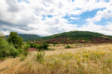 Salagou Gölü 'ndeki kırmızı kayaların manzarası (Occitanie, Fransa)