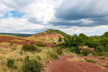 Salagou Gölü 'ndeki kırmızı kayaların manzarası (Occitanie, Fransa)