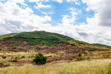 Salagou Gölü 'ndeki kırmızı kayaların manzarası (Occitanie, Fransa)