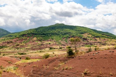 Salagou Gölü 'ndeki kırmızı kayaların manzarası (Occitanie, Fransa)