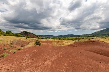 Salagou Gölü 'ndeki kırmızı kayaların manzarası (Occitanie, Fransa)