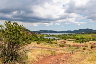 Salagou Gölü 'ndeki kırmızı kayaların manzarası (Occitanie, Fransa)