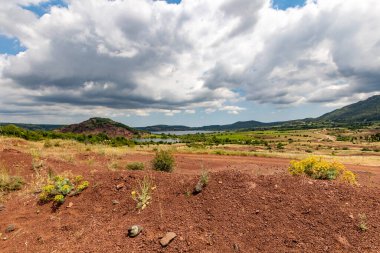 Salagou Gölü 'ndeki kırmızı kayaların manzarası (Occitanie, Fransa)