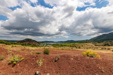 Salagou Gölü 'ndeki kırmızı kayaların manzarası (Occitanie, Fransa)