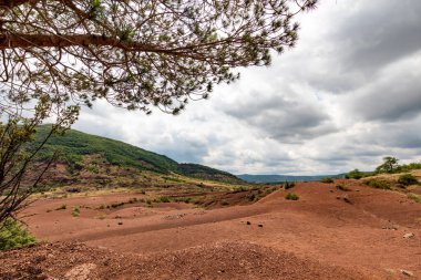 Salagou Gölü 'ndeki kırmızı kayaların manzarası (Occitanie, Fransa)