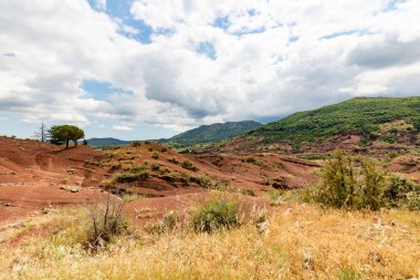 Salagou Gölü 'ndeki kırmızı kayaların manzarası (Occitanie, Fransa)