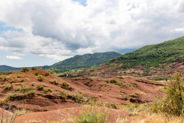 Salagou Gölü 'ndeki kırmızı kayaların manzarası (Occitanie, Fransa)