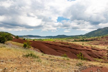 Salagou Gölü 'ndeki kırmızı kayaların manzarası (Occitanie, Fransa)