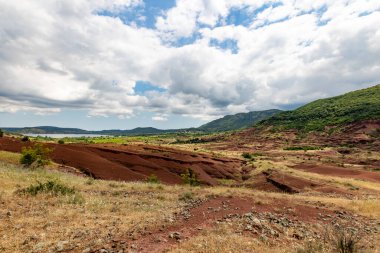 Salagou Gölü 'ndeki kırmızı kayaların manzarası (Occitanie, Fransa)
