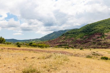 Salagou Gölü 'ndeki kırmızı kayaların manzarası (Occitanie, Fransa)