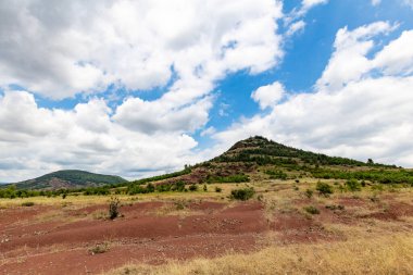 Salagou Gölü 'ndeki kırmızı kayaların manzarası (Occitanie, Fransa)
