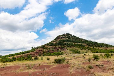 Salagou Gölü 'ndeki kırmızı kayaların manzarası (Occitanie, Fransa)
