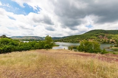 Salagou Gölü 'ndeki kırmızı kayaların manzarası (Occitanie, Fransa)