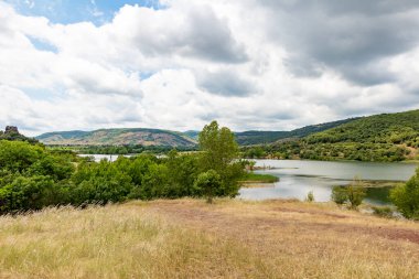 Salagou Gölü 'ndeki kırmızı kayaların manzarası (Occitanie, Fransa)