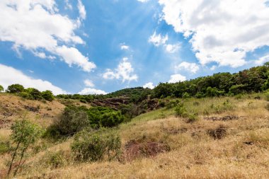 Salagou Gölü 'ndeki kırmızı kayaların manzarası (Occitanie, Fransa)