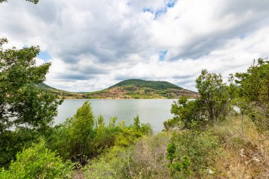 Salagou Gölü 'ndeki kırmızı kayaların manzarası (Occitanie, Fransa)