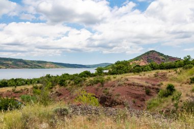 Salagou Gölü 'ndeki kırmızı kayaların manzarası (Occitanie, Fransa)