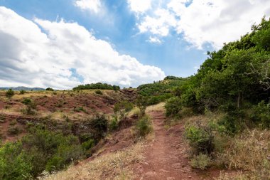 Salagou Gölü 'ndeki kırmızı kayaların manzarası (Occitanie, Fransa)