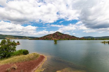 Salagou Gölü 'ndeki kırmızı kayaların manzarası (Occitanie, Fransa)
