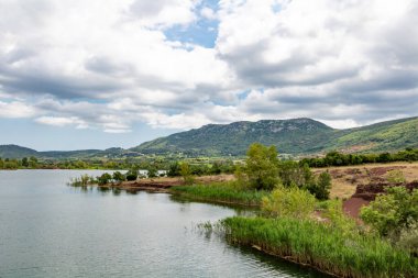 Salagou Gölü 'ndeki kırmızı kayaların manzarası (Occitanie, Fransa)