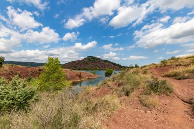 Salagou Gölü 'ndeki kırmızı kayaların manzarası (Occitanie, Fransa)
