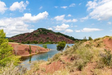 Salagou Gölü 'ndeki kırmızı kayaların manzarası (Occitanie, Fransa)
