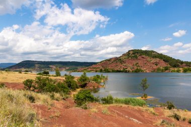Salagou Gölü 'ndeki kırmızı kayaların manzarası (Occitanie, Fransa)