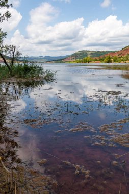 Salagou Gölü 'ndeki kırmızı kayaların manzarası (Occitanie, Fransa)
